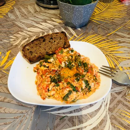 Завтрак из яичных белков, помидоров и стручковой фасоли