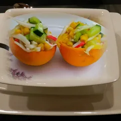 Салат из палочек, кукурузы, 🍊, огурца и пекинской капусты