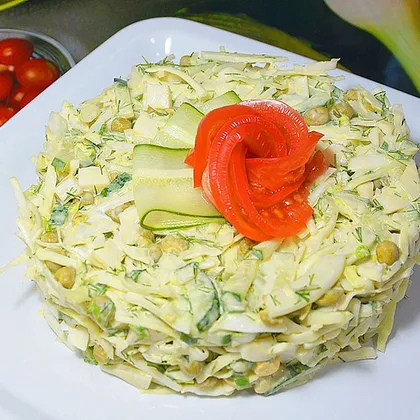 Салат с капустой, яйцом, огурцом и зелёным горошком. Пошаговый рецепт вкусного и быстрого салата