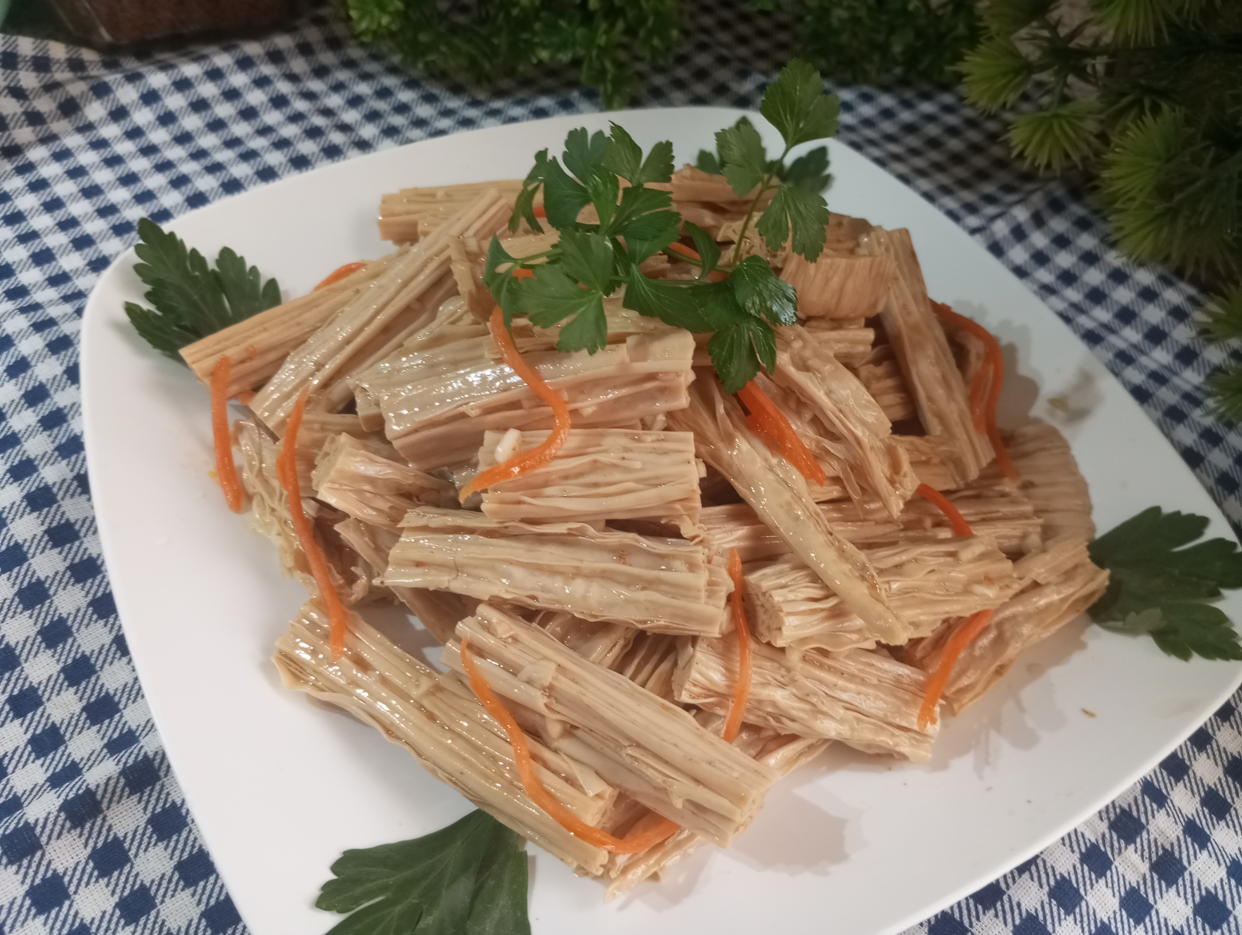 Корейский салат из спаржи с морковью