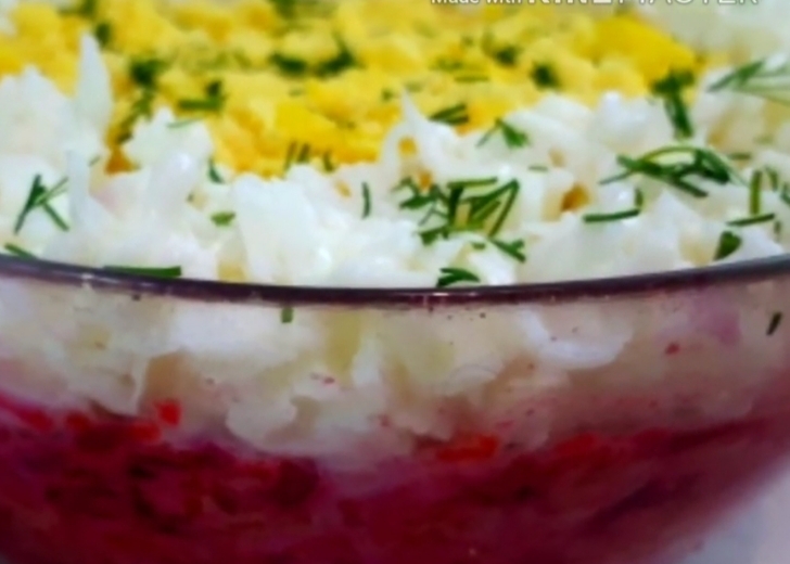 Пикантный овощной салат с сыром и чесноком