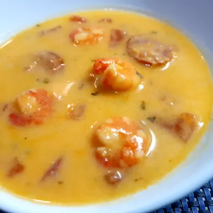 Сливочный суп с креветками и чоризо