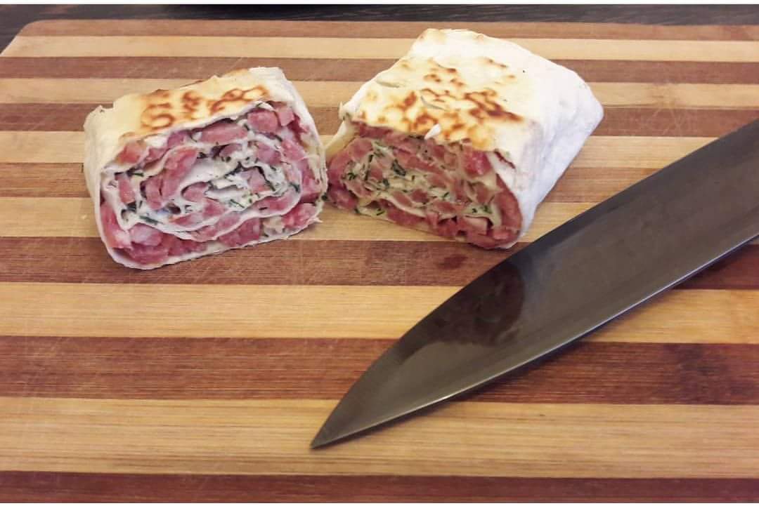 Лаваш с ветчиной, зеленью и сыром