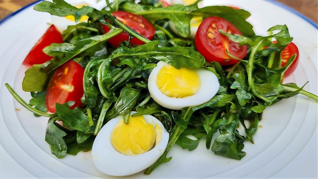 Салат с рукколой, помидорами черри, перепелиными яйцами и бальзамическим уксусом