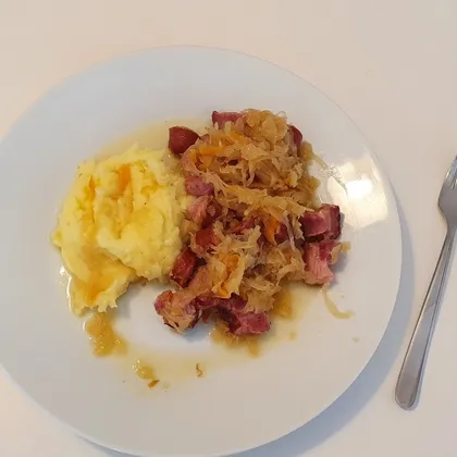 Тушеная квашеная капуста с мясом касслера, копчёными колбасками и картофельным пюре