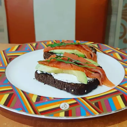 Бутерброд с авокадо, творожным сыром и форелью