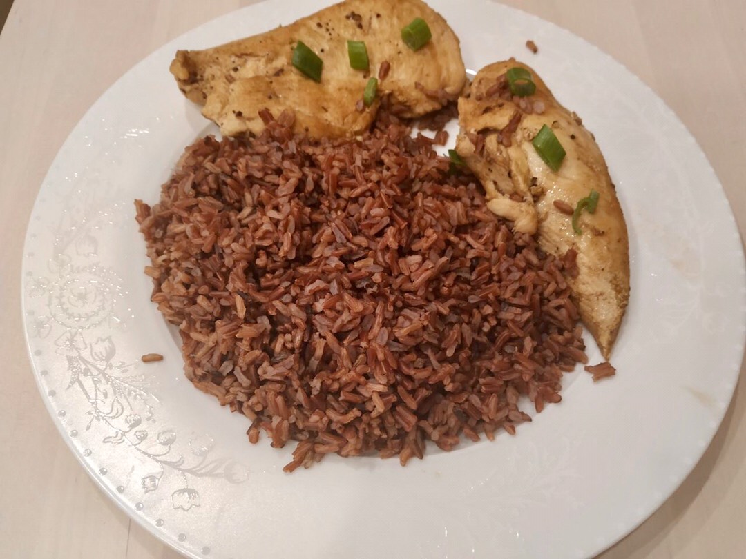 Куриная грудка в сладких специях с красным рисом и савойской капустой, томленной в апельсиновом соус