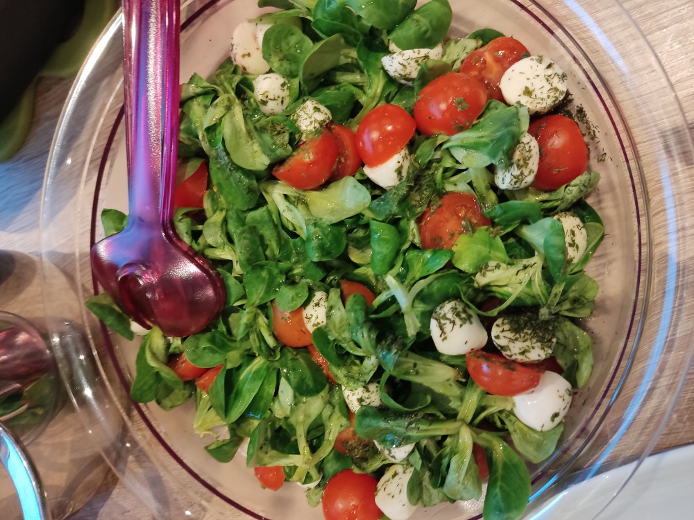 Овощной салат с моцареллой