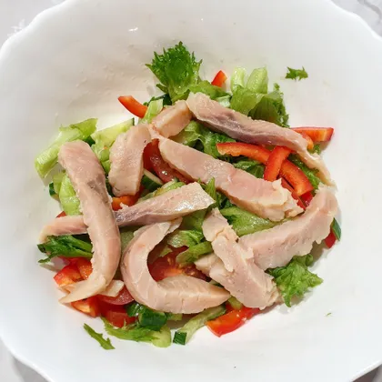 Овощной салат с солёной рыбой