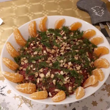 Свекольный салат с чесноком и орехами