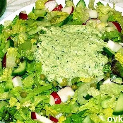 Зеленый салат с соусом из душистой брынзы