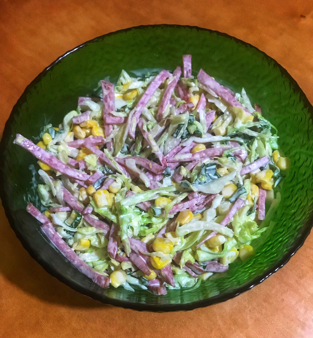 Капустный салат с колбасой, кукурузой и кириешками – съедают мгновенно