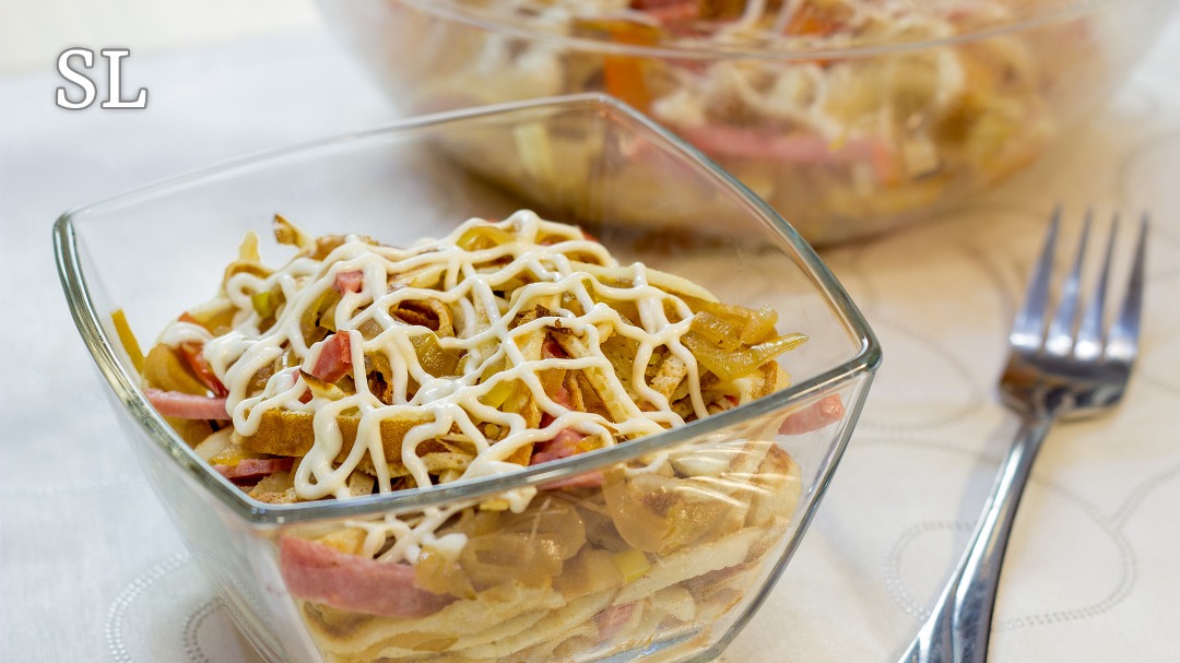 Салат с копченой колбасой, яичными блинчиками и сыром – пошаговый рецепт приготовления с фото
