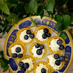 Тарталетки с бананом и голубикой