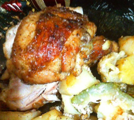Мясо курицы, запеченное в рукаве с овощами