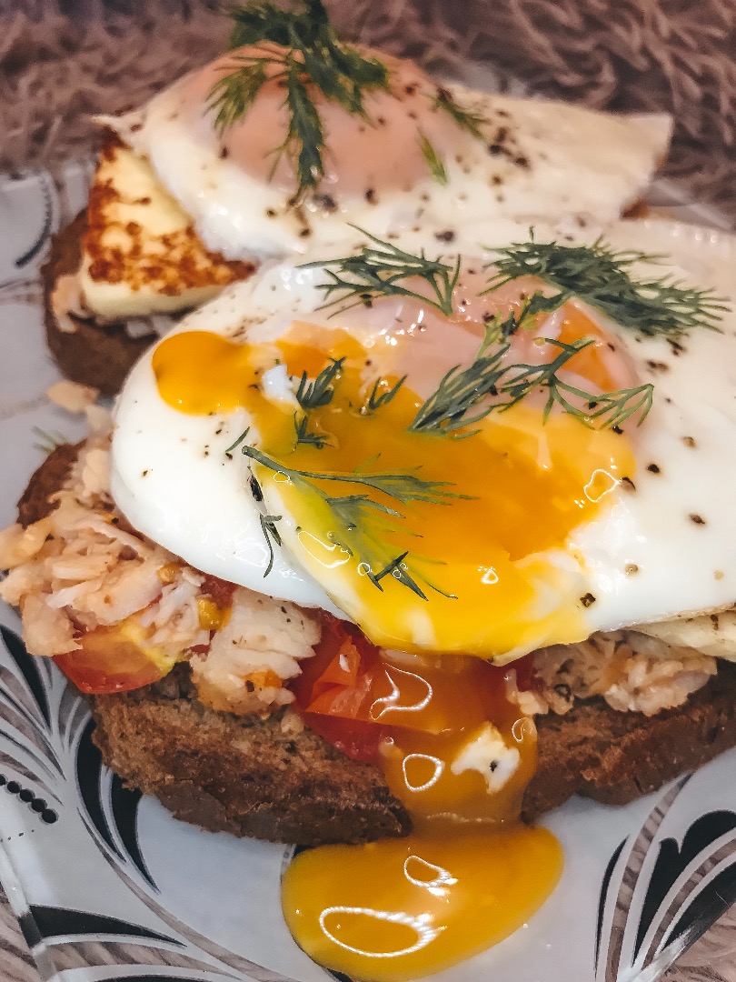 Брускетта с курицей, брынзой и яйцом