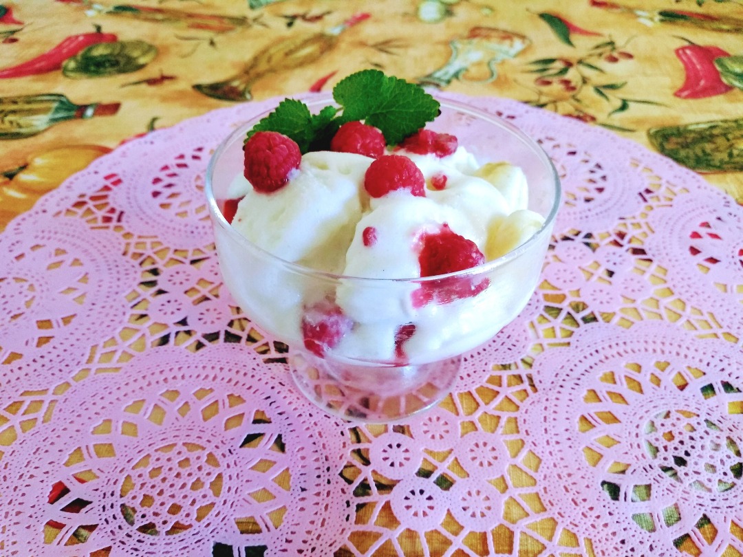 Фруктово - ягодный салат с мороженым
