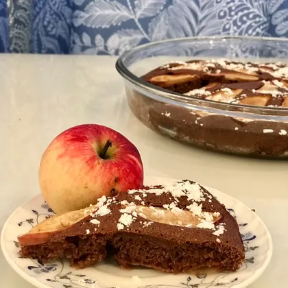 Шоколадный пирог с яблоками из цельнозерновой и амарантовой муки