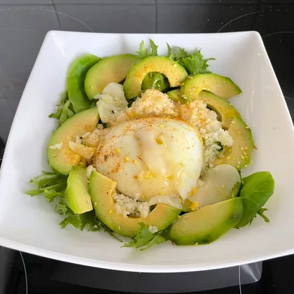 Зелёный салат с микрозеленью, кус-кусом, мягким сыром и яйцом пашот