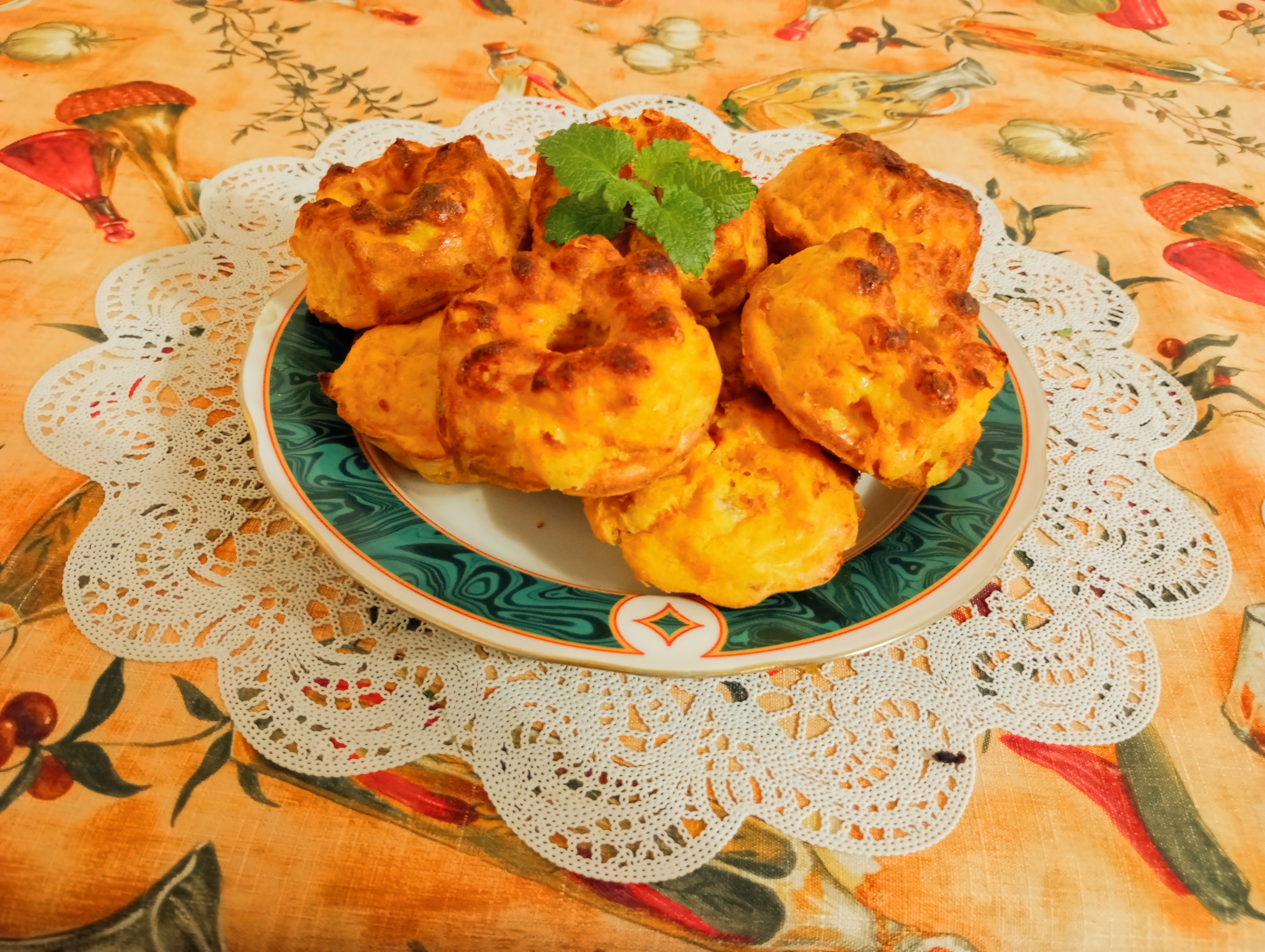 Сырники с морковью, бананом и изюмом в духовке