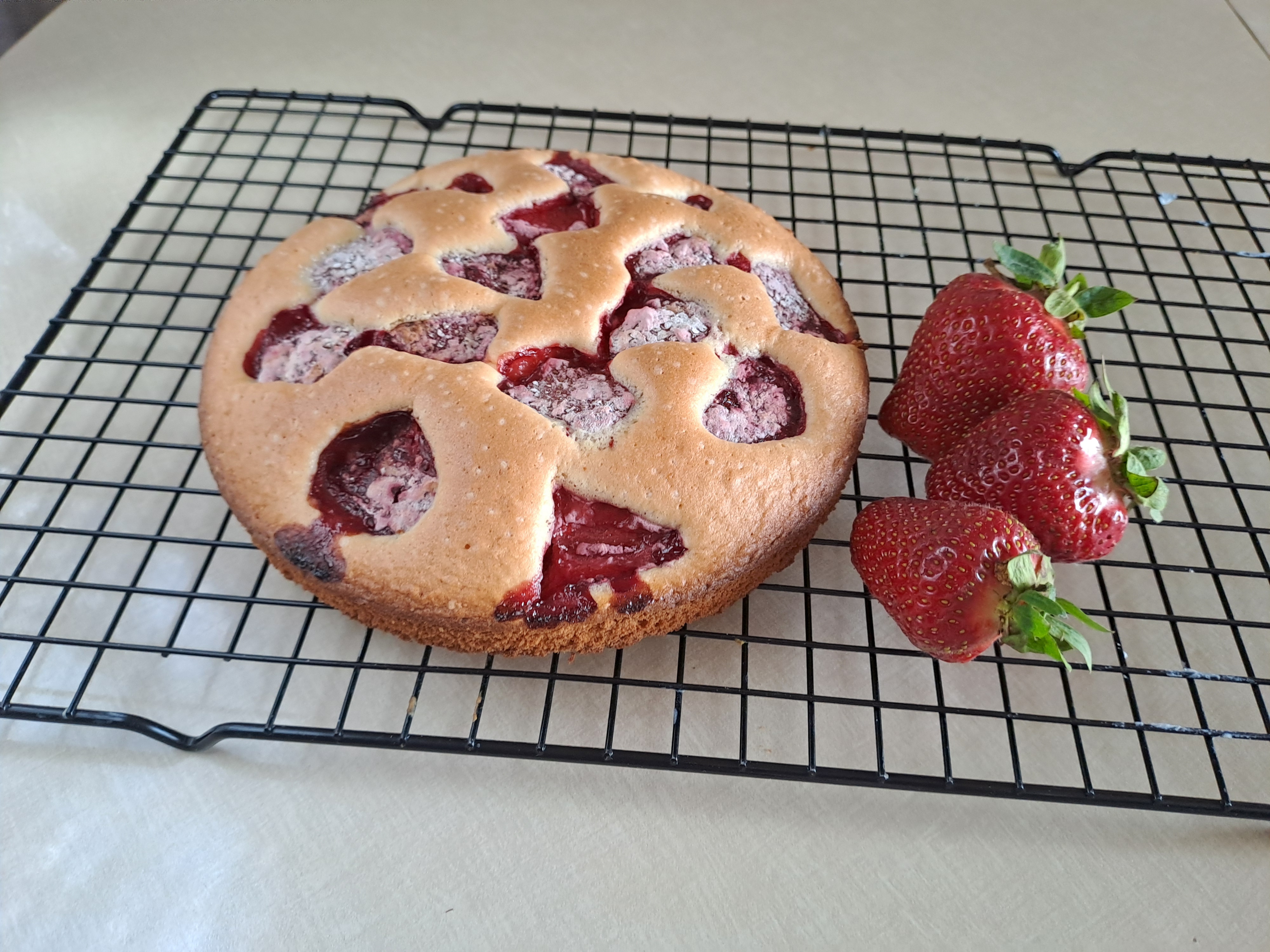 Шарлотка с клубникой 