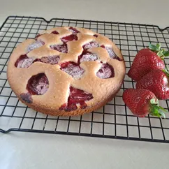 Шарлотка с клубникой
