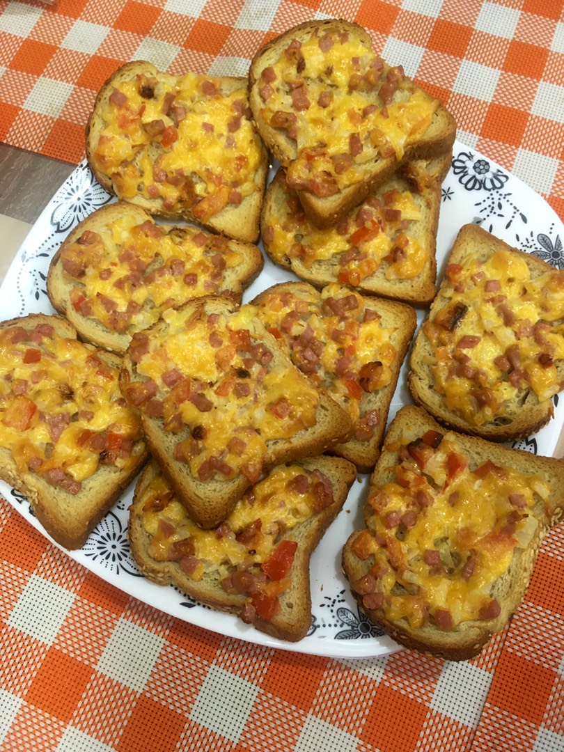 Горячие бутерброды с сосисками и сыром рецепт с фото пошагово - lilyhammer.ru
