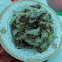 Жареное мясо с лучком