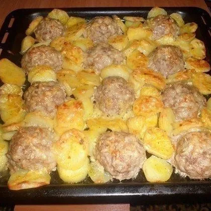 Мясные 'ёжики' с картошкой под сыром