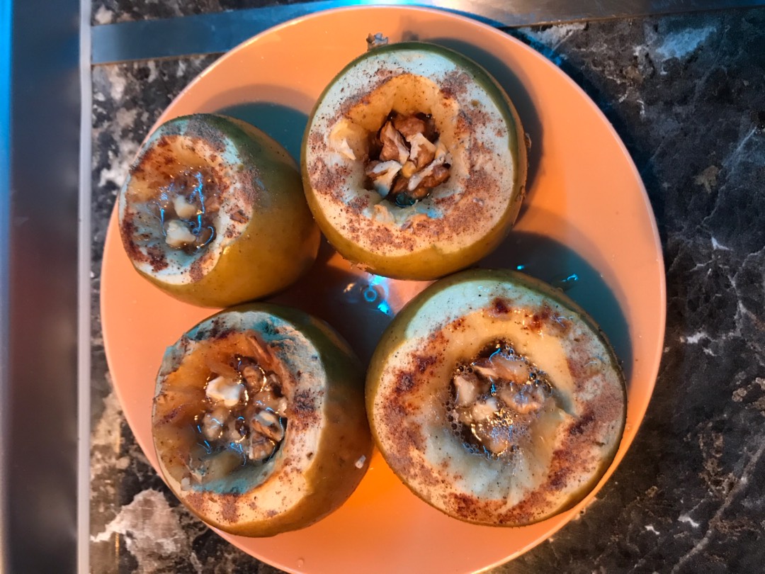 Печеные яблоки с медом, изюмом и орехами рецепт с фото пошагово