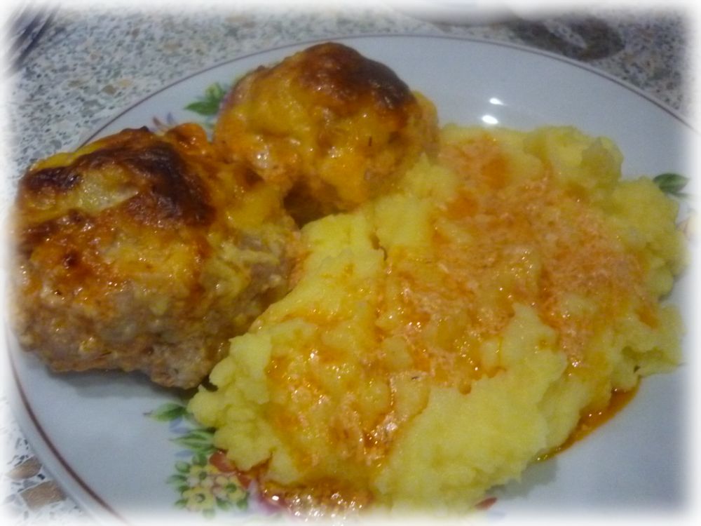 Мясные шарики в сырном соусе