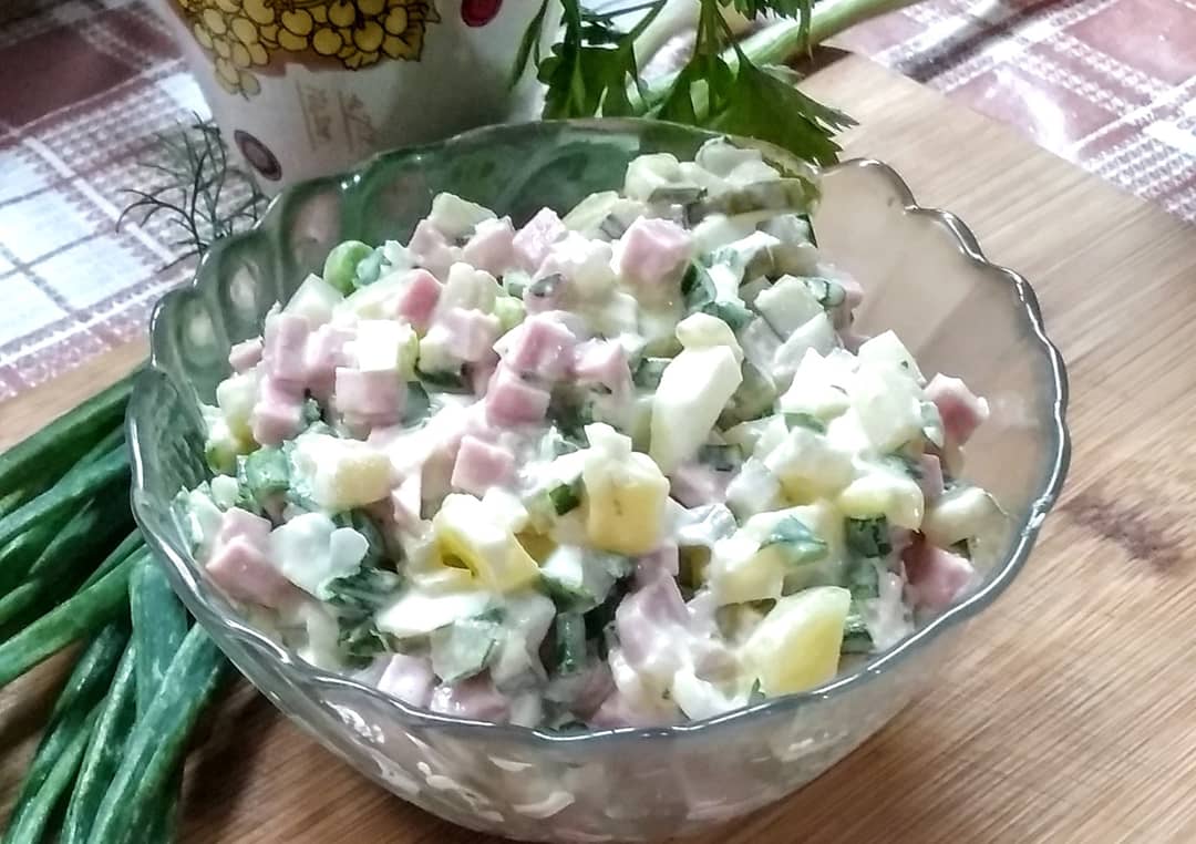 Салат с зеленью и молодой картошкой
