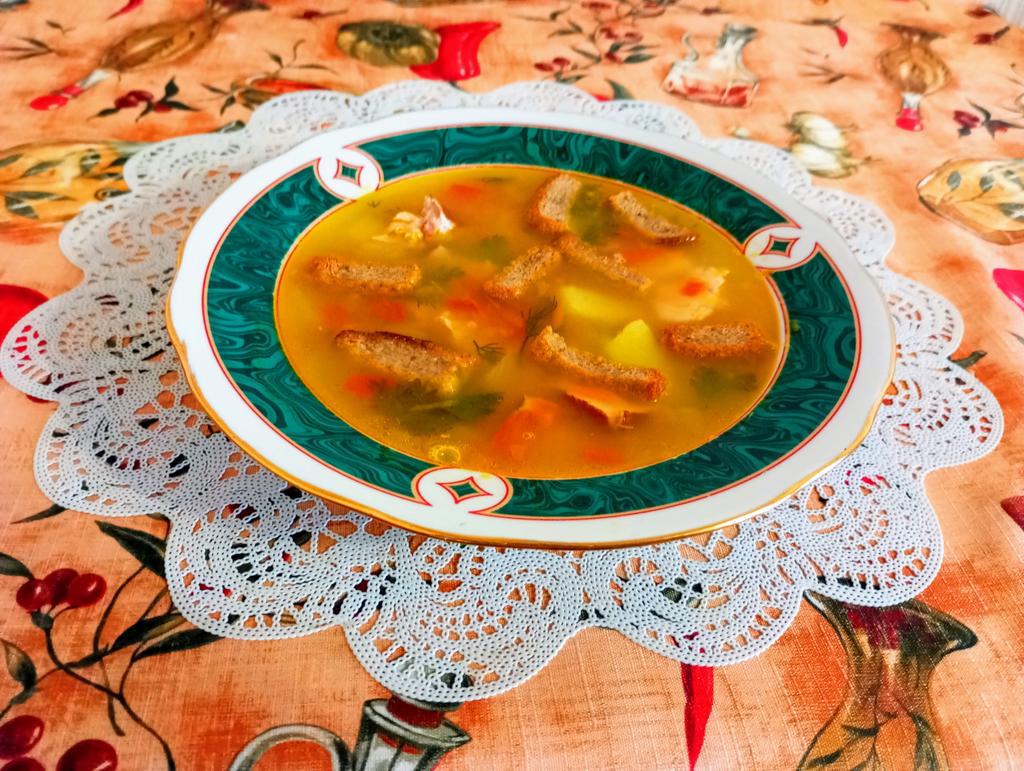 Суп гороховый с копченой курочкой и овощами