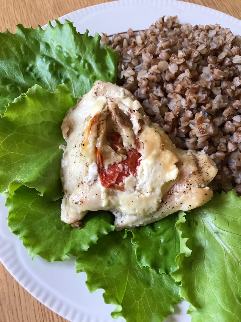 Запечённая куриная грудка с адыгейским сыром и помидором
