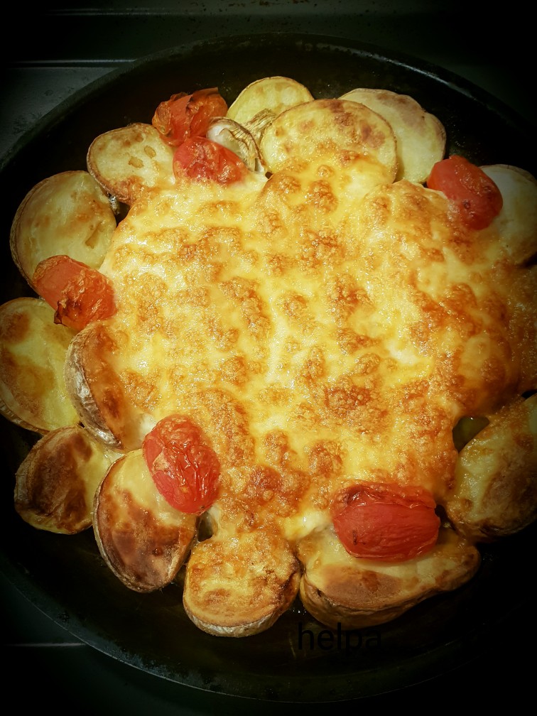 Треска с луком и картофелем под сметанным соусом