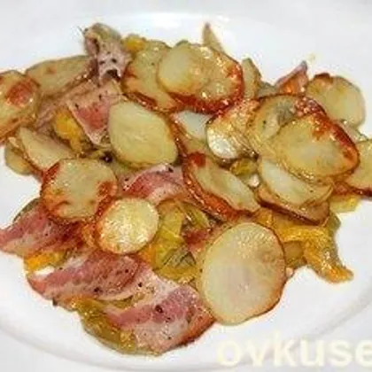 Запечённый картофель с беконом и овощами