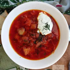 Борщ с говядиной, свежей и квашеной капустой и помидорами