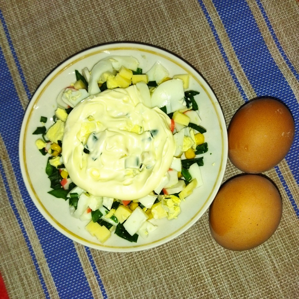 Салат яично-крабовый с батуном