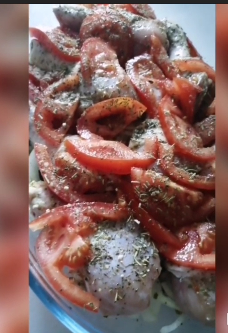 Курочка под помидорками на луковой подушке