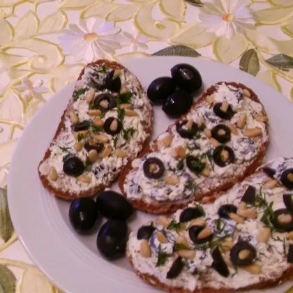 Быстрый завтрак: бутерброд с маслинами,сливочным сыром и орешками