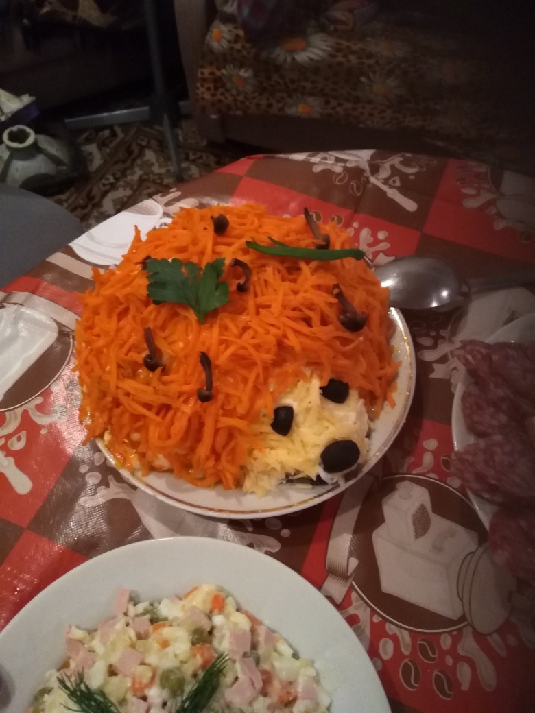 Салат «Ёжик» с корейской морковкой и ананасами