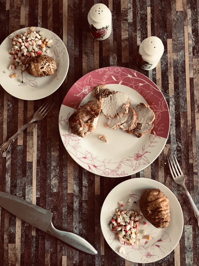 Запечённая в духовке свинина с картошкой-гармошкой и крабовым салатом