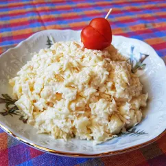 Сырный салат с ананасом и чесноком 🍍🧀