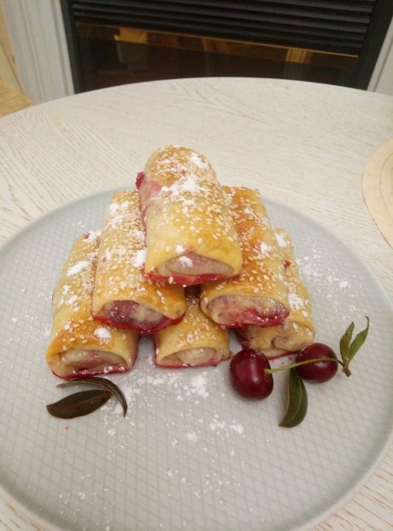 Вэрзэре  с вишней(молдавские пирожки)