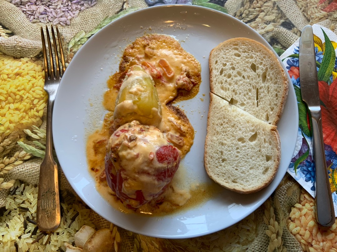 Фаршированные перцы в сметанном соусе