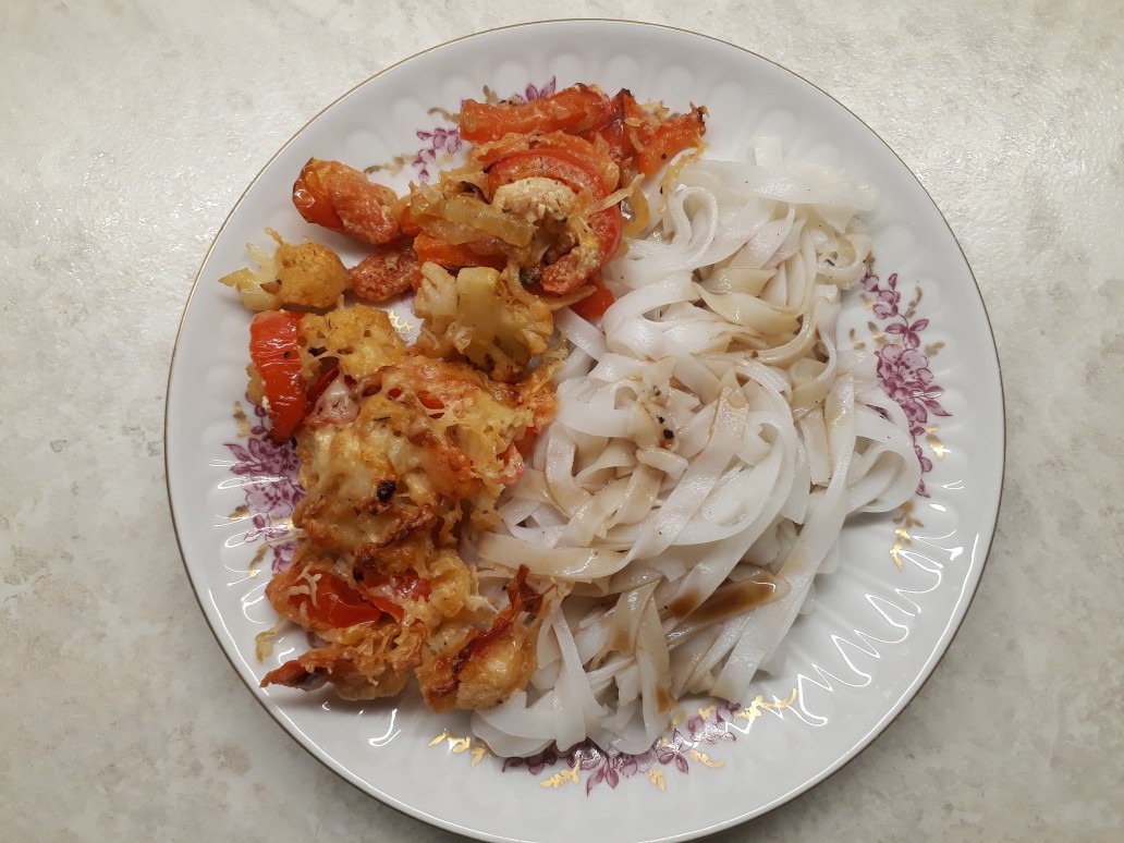 Рисовая лапша с овощами в сливочном соусе