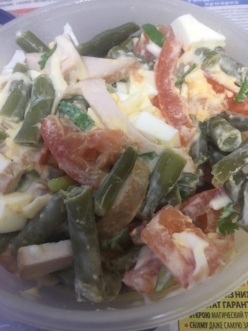 Салат с копченой индейкой, фасолью стручковой