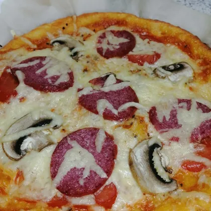 Пицца с колбасой, грибами и помидорами
