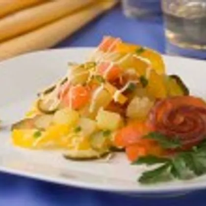 Салат из копченой рыбы с маринованным луком и картофелем