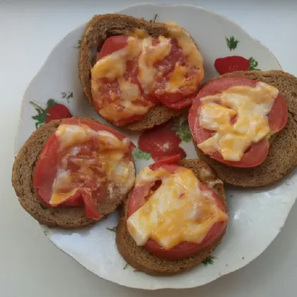 Легкий завтрак, бутерброды с помидорами